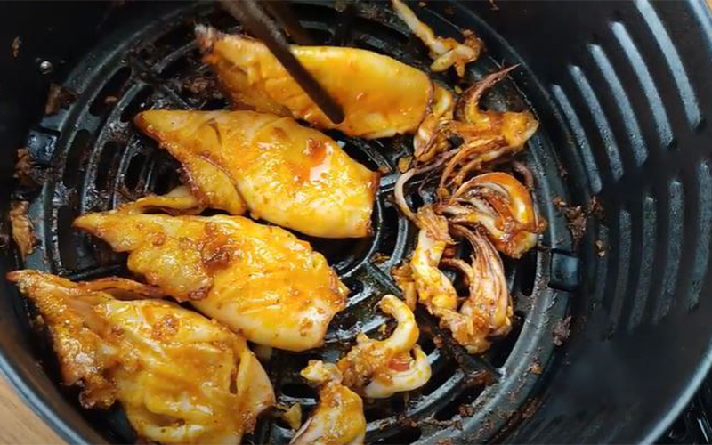 Chế biến mực một nắng nướng sa tế bằng nồi chiên không dầu chuẩn vị