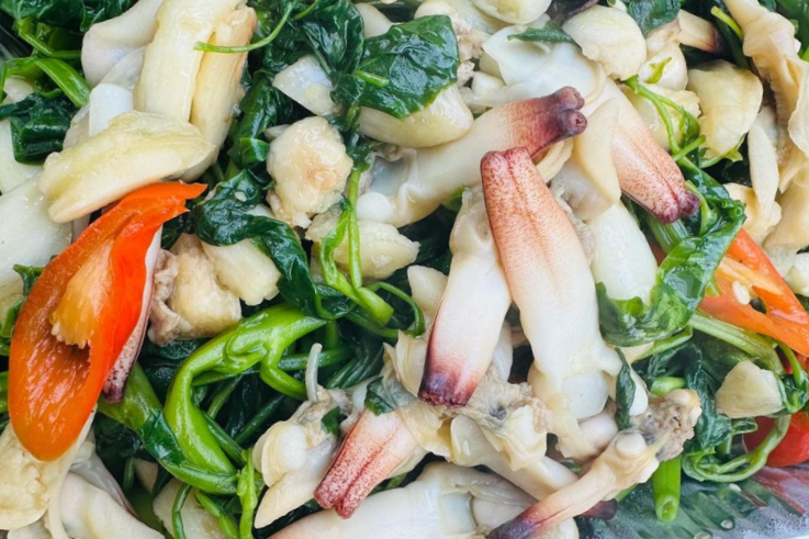 Xào rau húng với tu hài